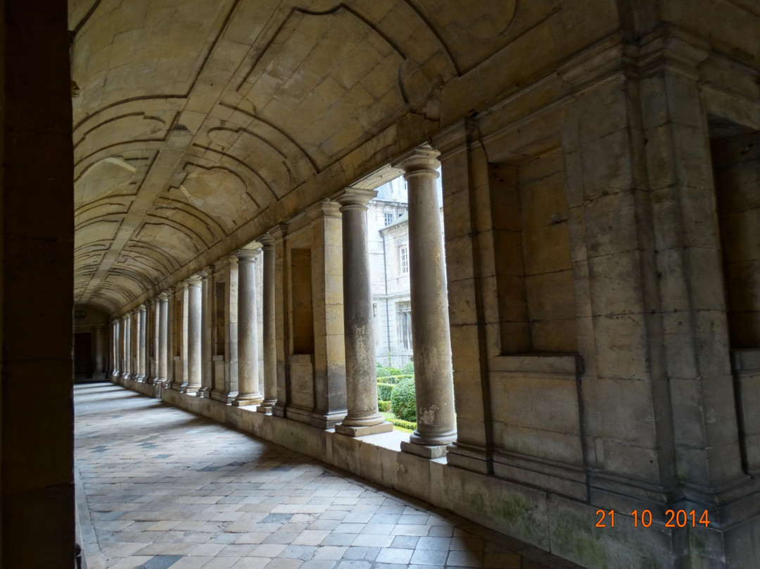 Abbey of St. Vincent-桑利斯必去景点