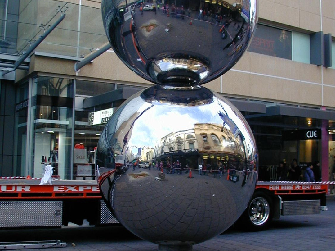 The Mall's Balls Statue景点图片
