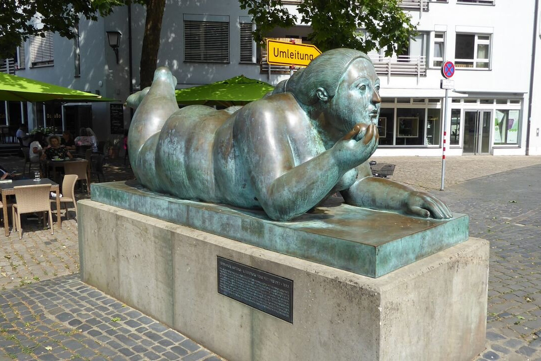 Liegende mit Frucht - Skulptur von Botero景点图片