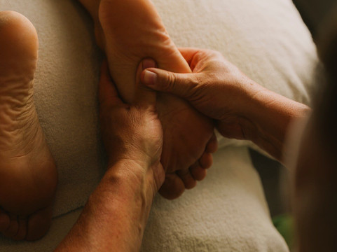 Massage and Energy Therapy-锡切斯必去景点