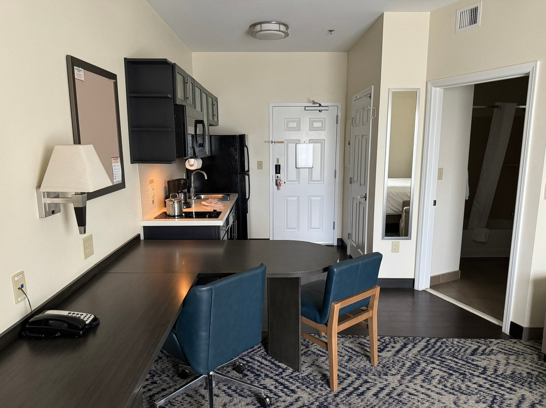 Candlewood Suites Building 44420主图