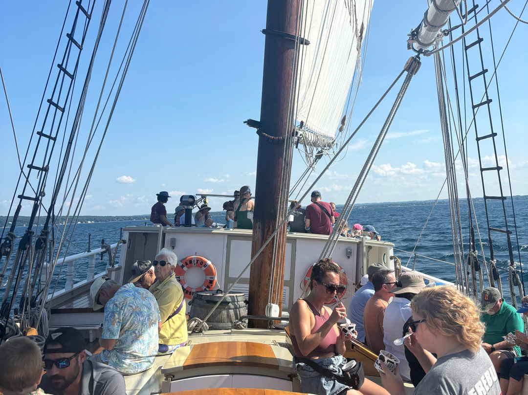 Schooner Manitou - Day Tours-特拉弗斯城必去景点