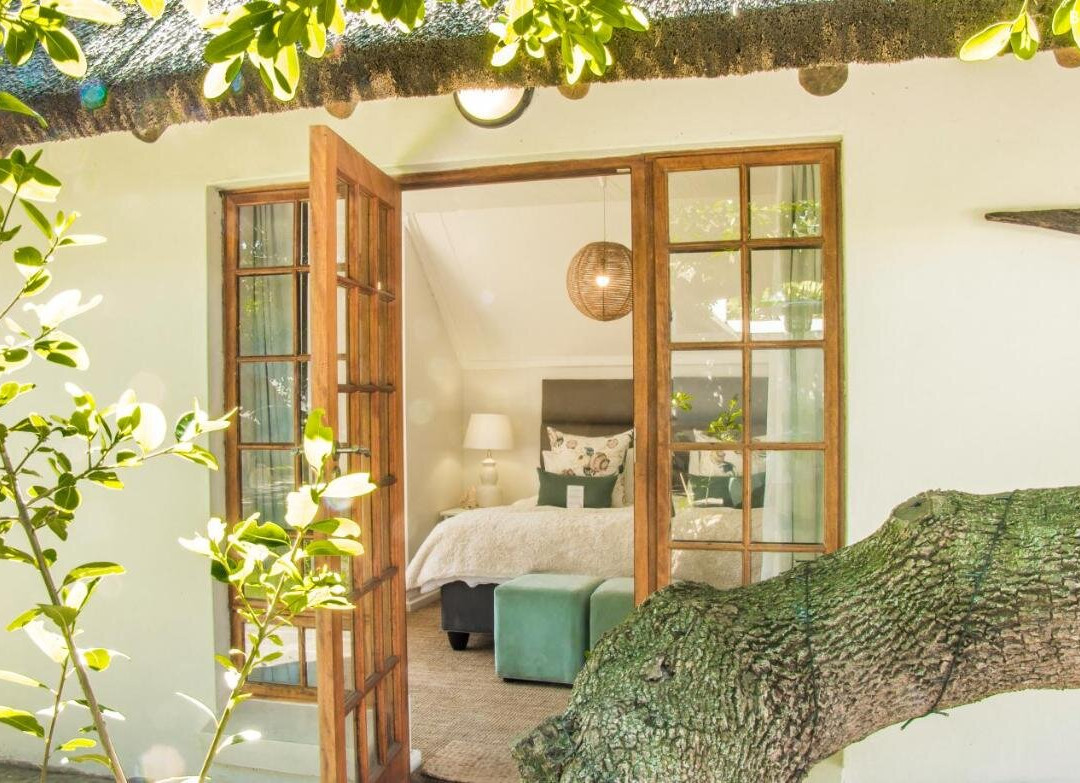 Cottage on College主图