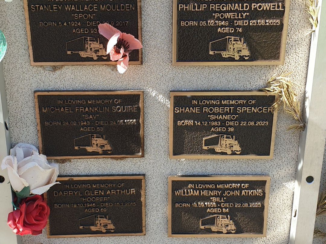 White Hill Truck Drivers Memorial景点图片