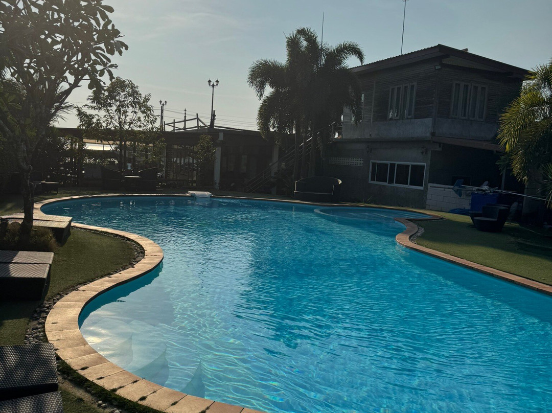 Check In and Chill Out主图