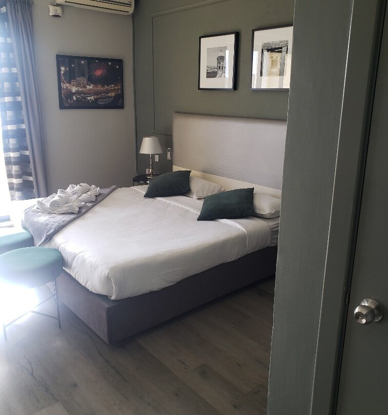 斯丽马滨海酒店主图