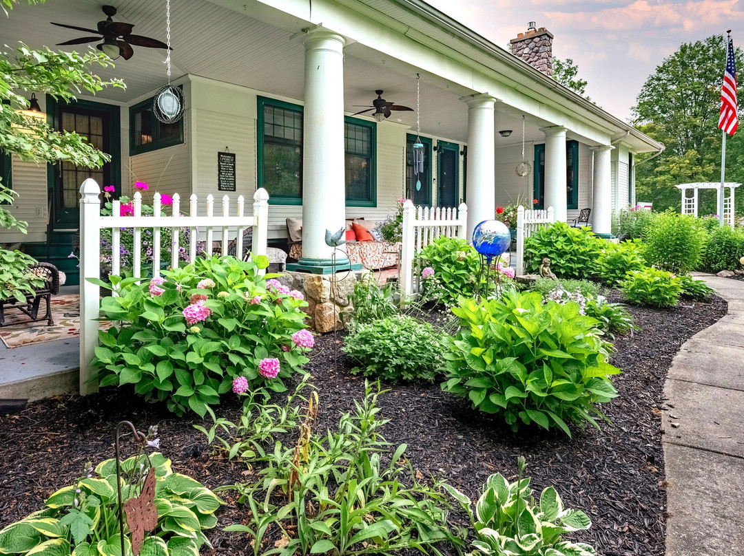 Maple Cove Bed & Breakfast And The August House主图