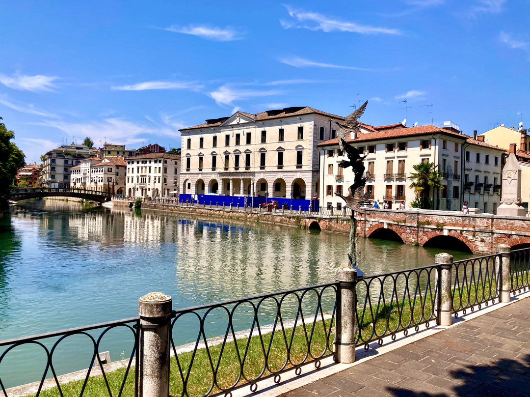 La Memoria di Dante - Stele Lapidea Sul Ponte Dante-特雷维索必去景点