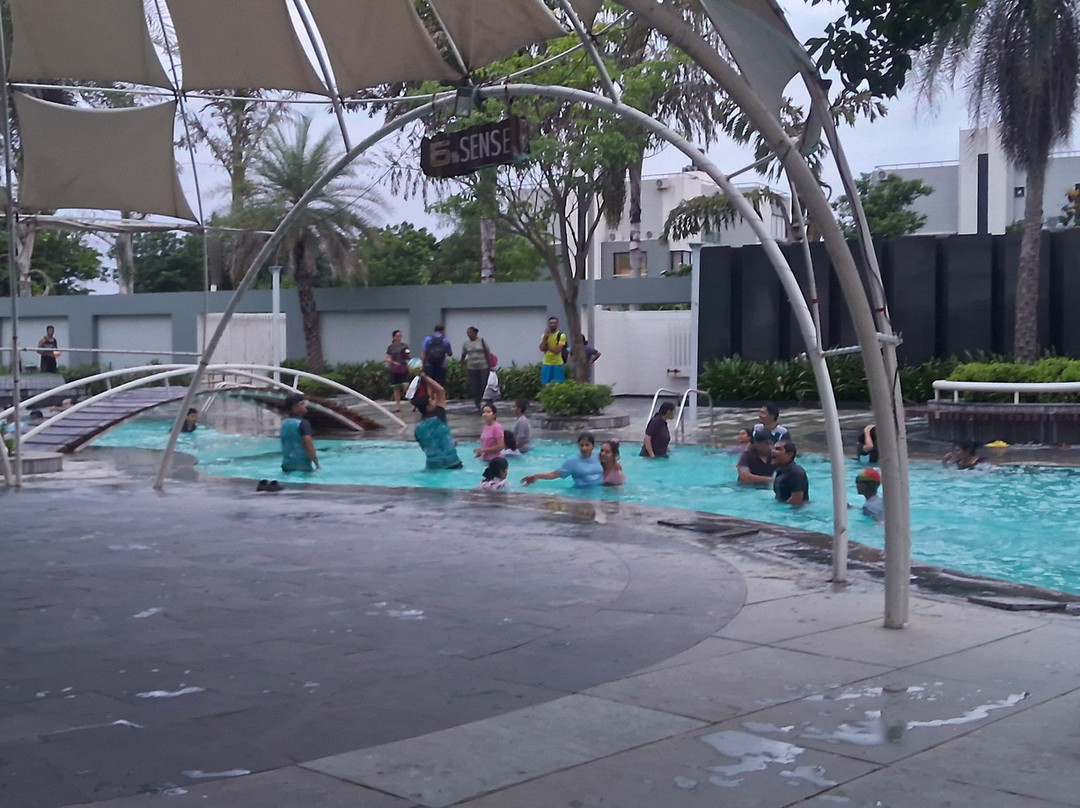 The Emerald Club主图