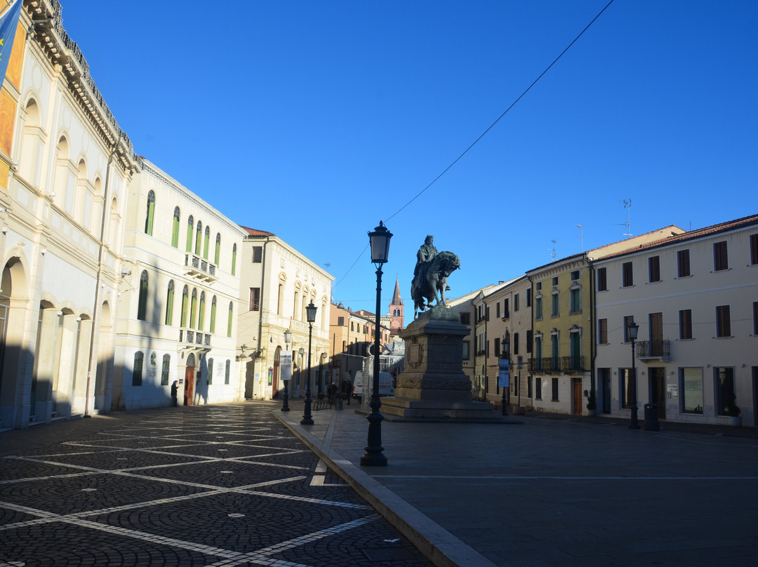 Piazza Garibaldi-罗维戈必去景点