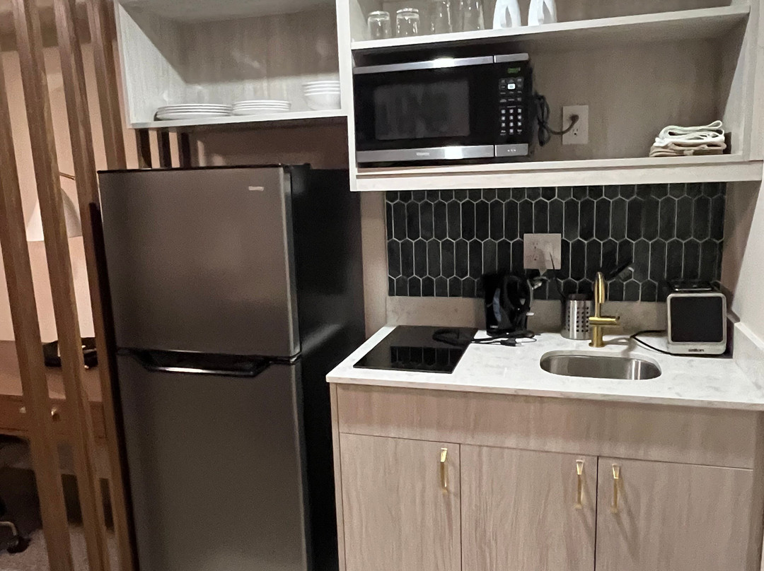 辛顿品质套房酒店主图