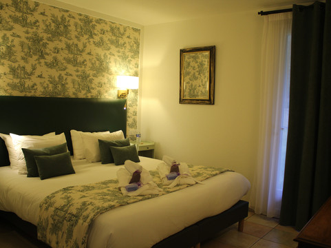 洛吉斯格里尼昂城堡酒店及橡树林餐厅主图