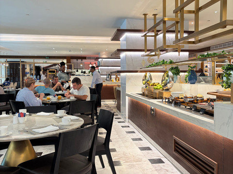 中铁尼雷尔大酒店主图