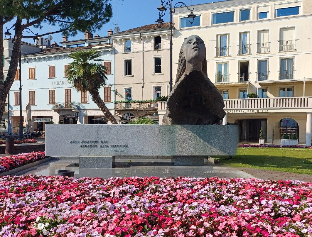 Monumento agli Aviatori del Reparto Alta Velocita-代森扎诺-德尔加达必去景点