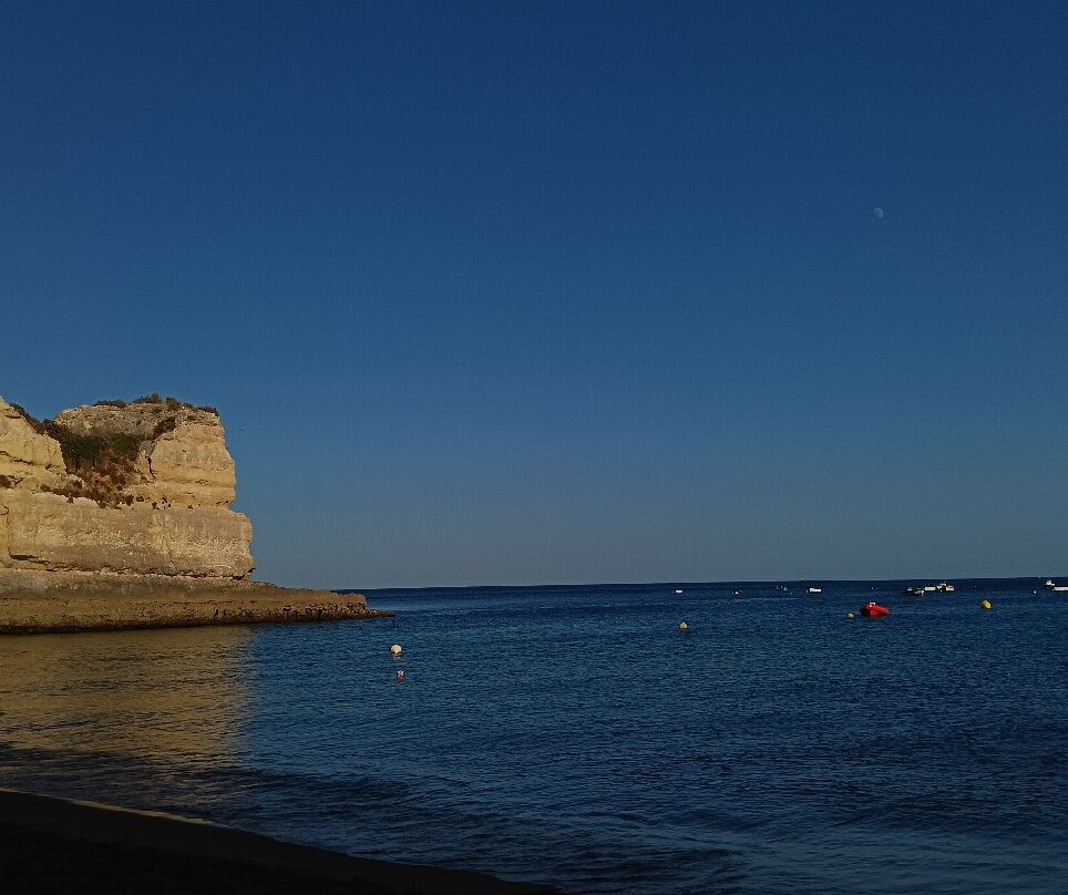 Praia de Nossa Senhora da Rocha-阿玛考德佩拉必去景点