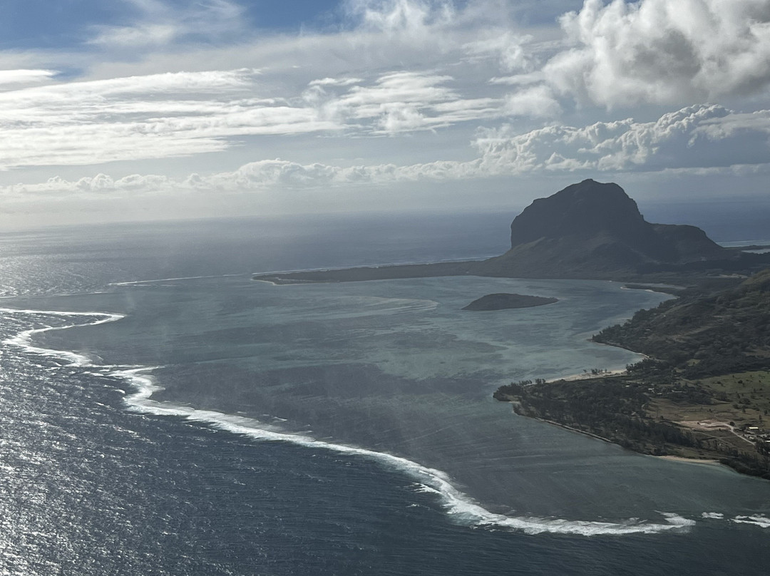 Underwater Waterfall-莫纳山必去景点