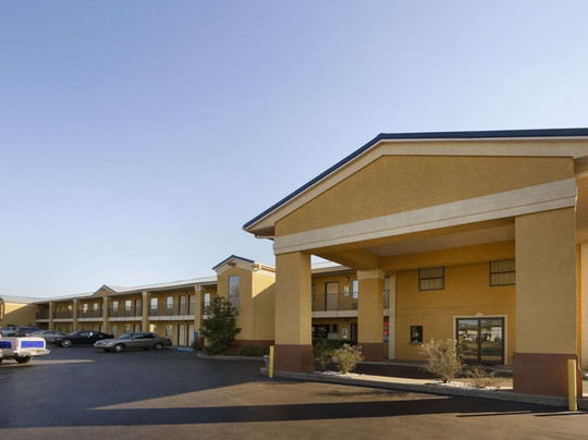 Super 8 by Wyndham Monroe主图