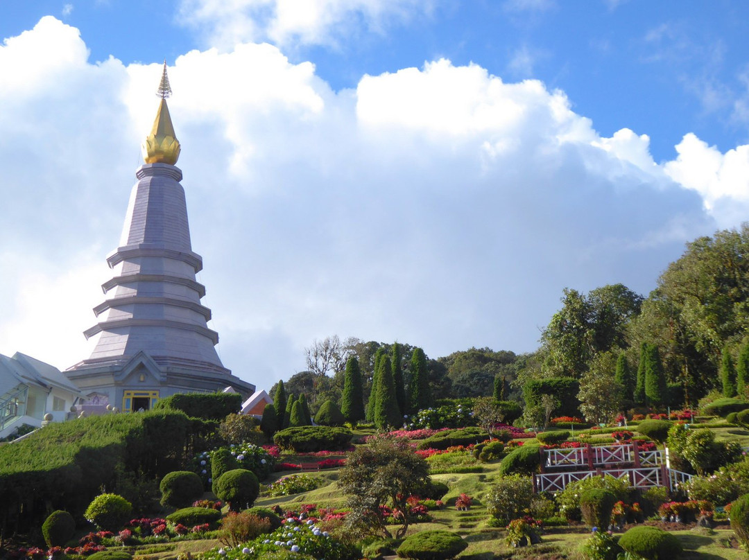Twin Royal Stupas (Phra Maha Dhatu Nabha Metaneedol and Nabhapol Bhumisiri