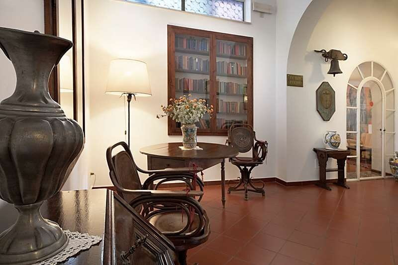 席理娜别墅酒店主图