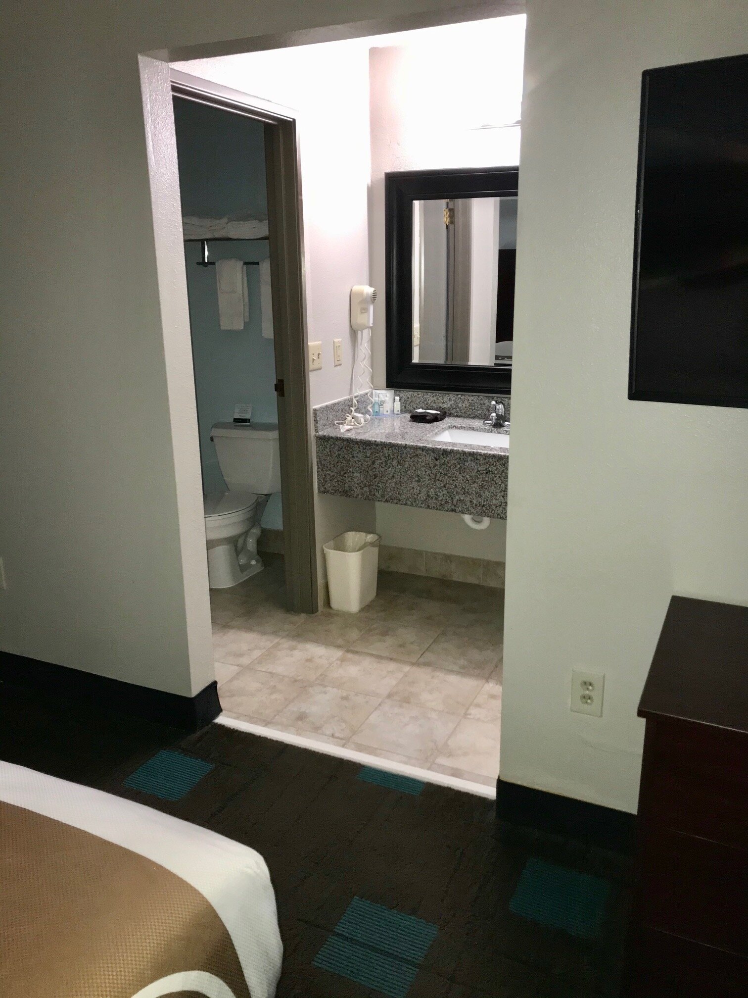 Quality Suites Kansas City International Airport-浴室