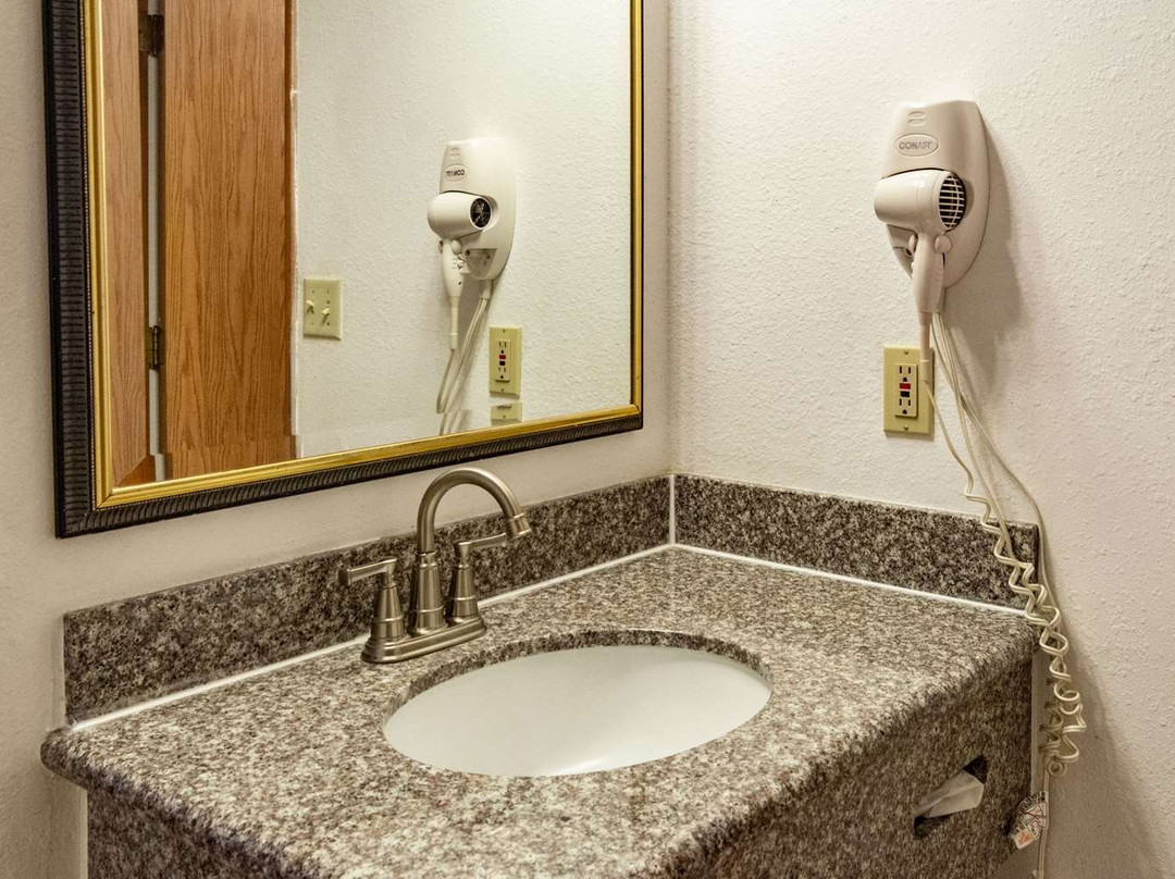 Econo Lodge Inn & Suites Madras Chateau Inn主图