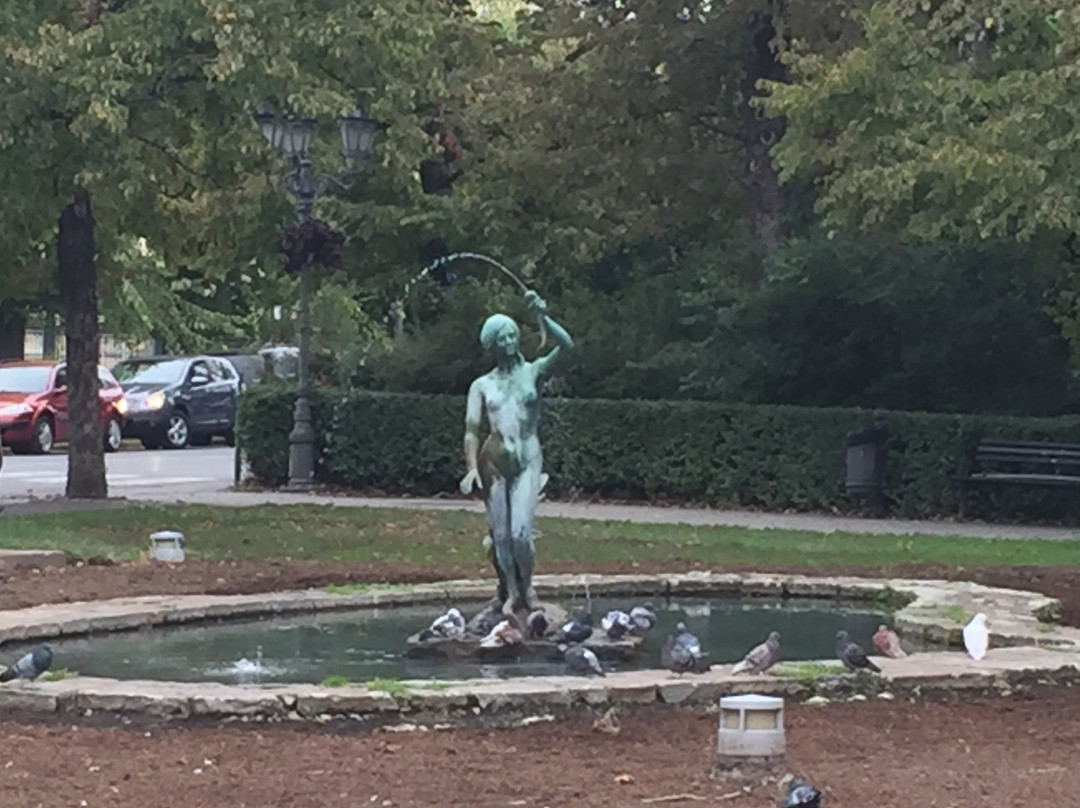 A Girl with the Horn of Plenty Statue景点图片