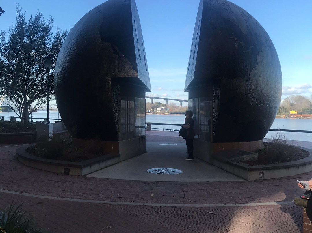 Cracked Earth Monument - A World Apart-萨凡纳必去景点