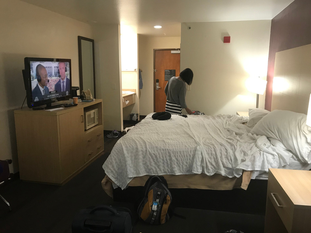 华美达套房旧金山机场酒店主图