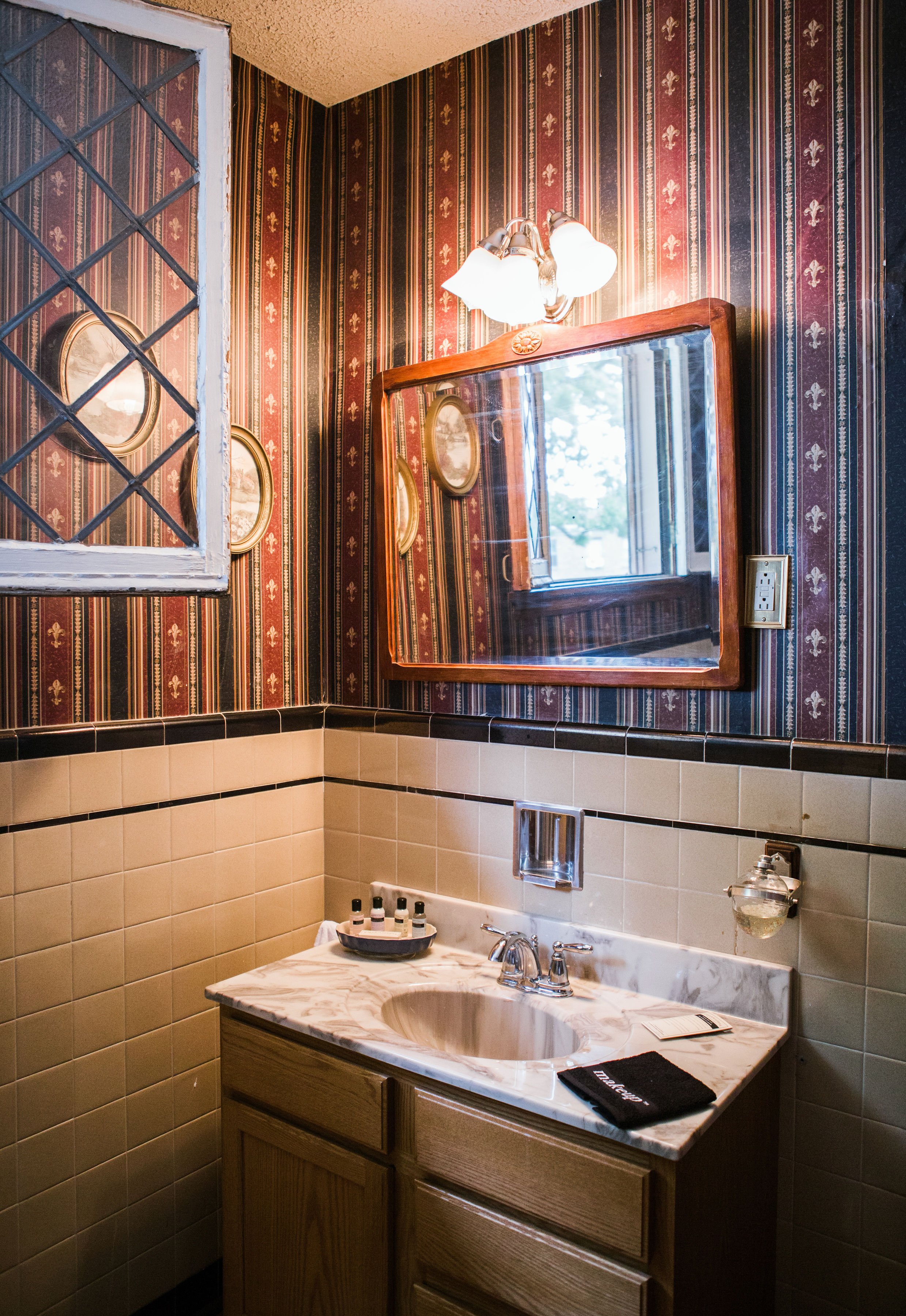 Brownsville Road House: Bed & Breakfast-portrait