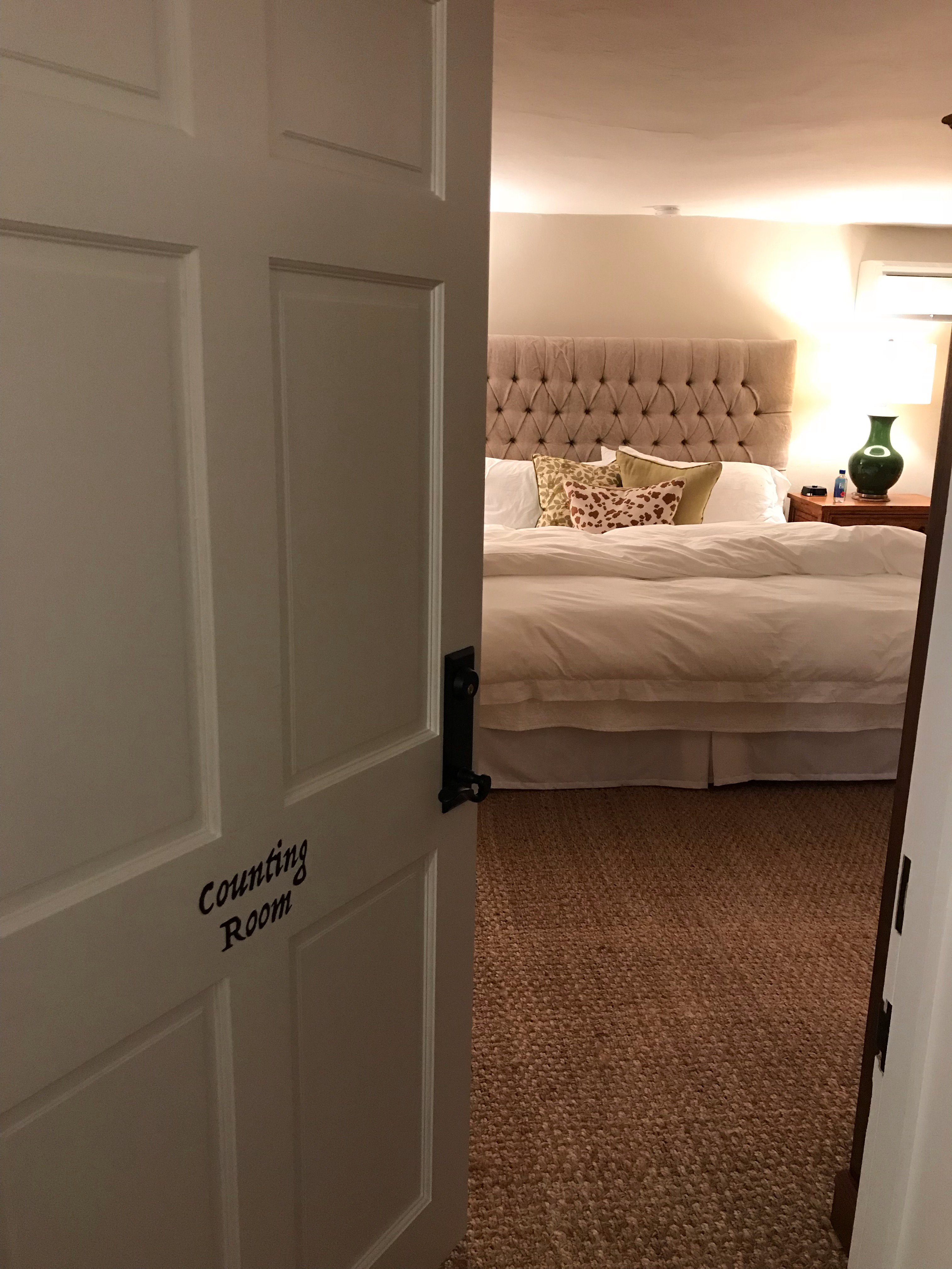 The Rooms Up There At The Rabbit Hole-官方