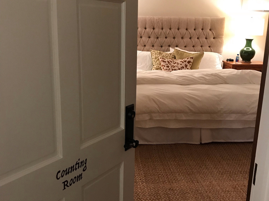 The Rooms Up There At The Rabbit Hole主图