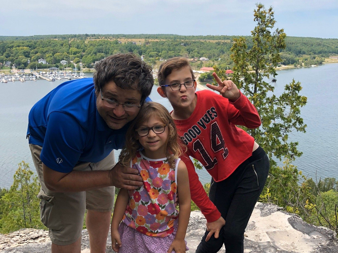 East Bluff Lookout-Gore Bay必去景点