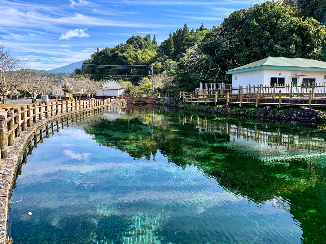 Maruike Pond Spring Water at the foot of Mt. Kirishima景点图片