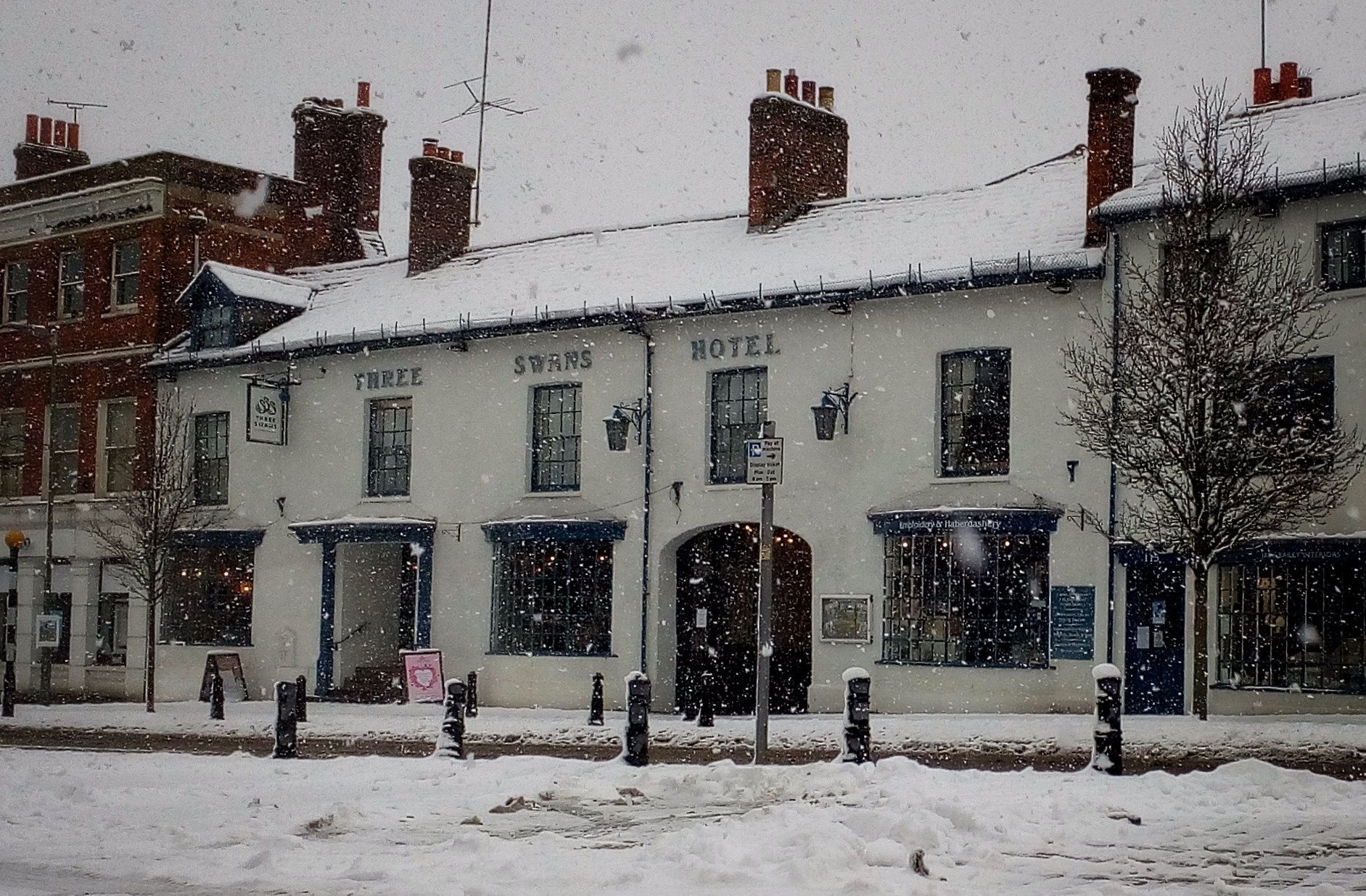 The Three Swans Hotel, Hungerford-浴室