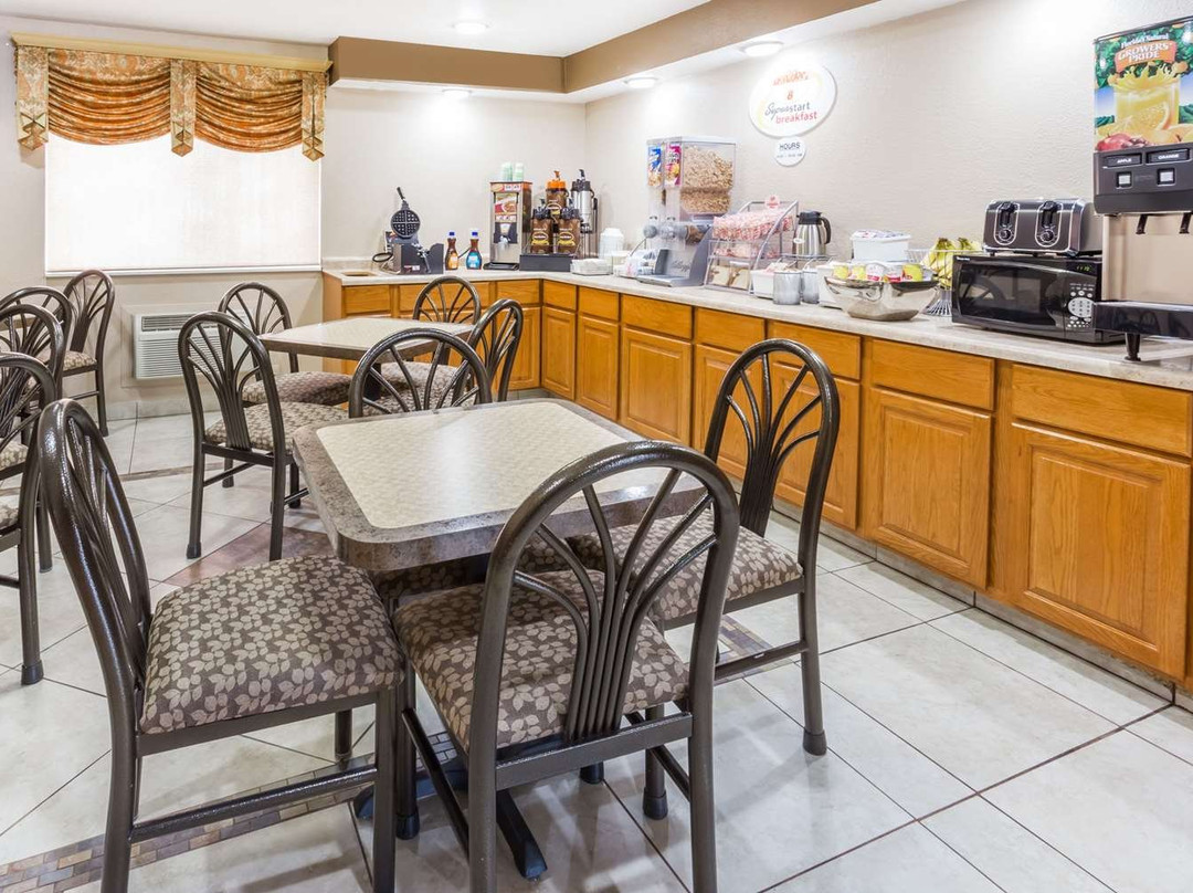 Super 8 by Wyndham Rock Falls Sterling Area主图