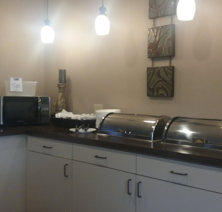 Ten Pin Inn & Suites主图