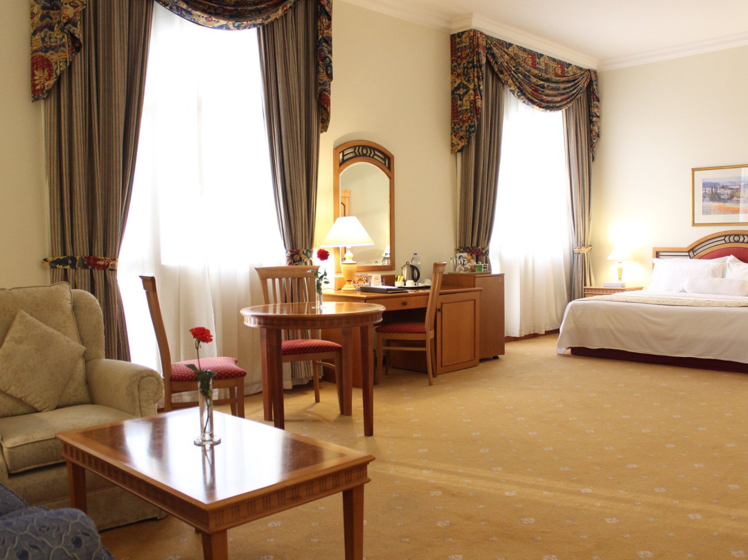 亚尔四季酒店主图