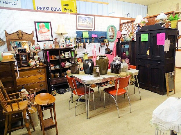 B & B Antique & Artisan Mall景点图片