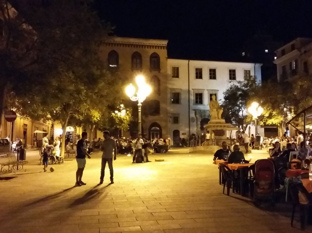 Mores旅游景点-Piazza Tola