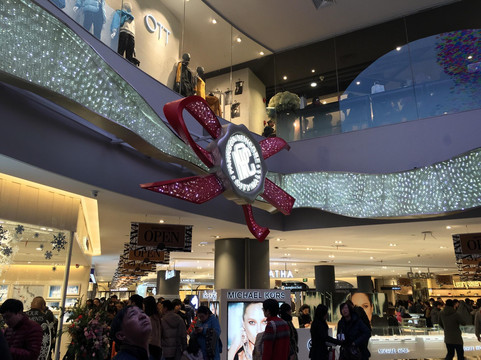 百盛购物中心(天山)-上海市必去景点