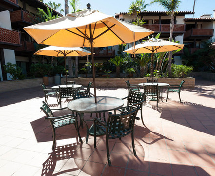 拉霍亚海岸酒店