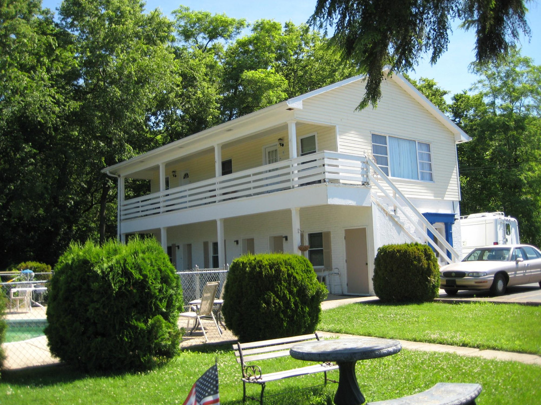 Riverboat Inn and Suites主图