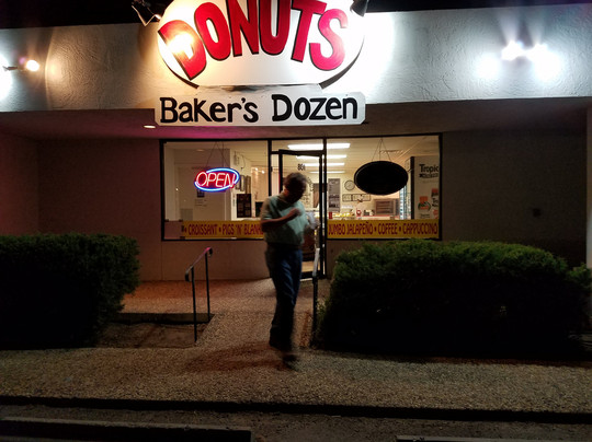 Alpine餐馆和美食-Baker's Dozen Donuts