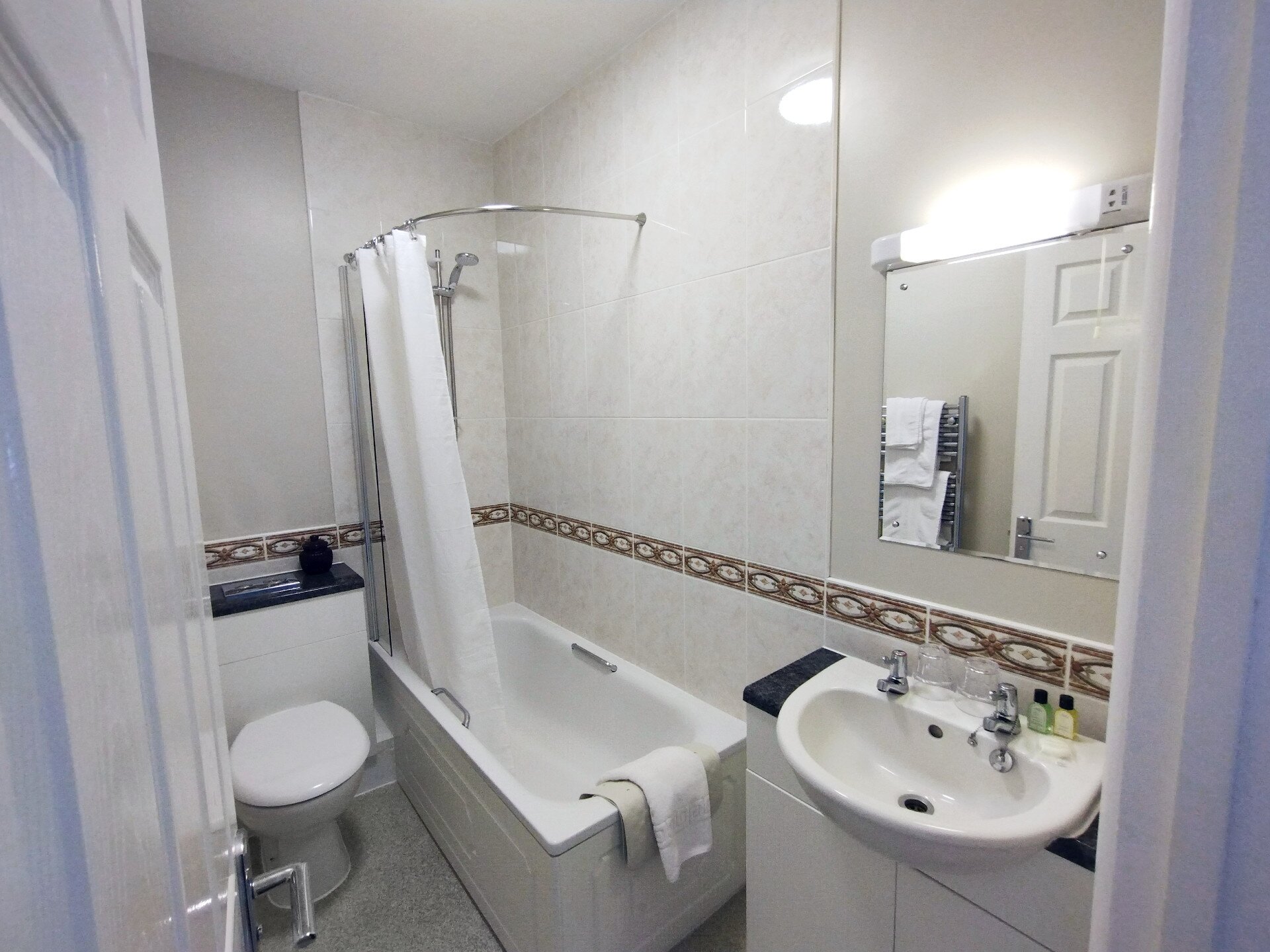 Chough's Nest Hotel-浴室