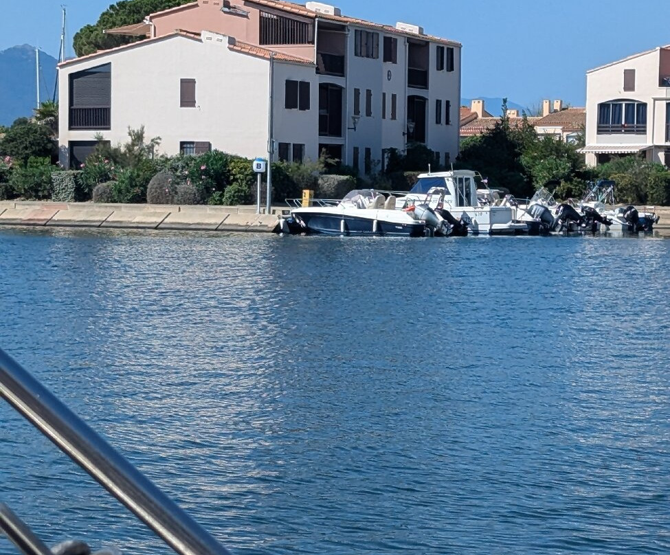 Bateau La Navette-Saint-Cyprien必去景点