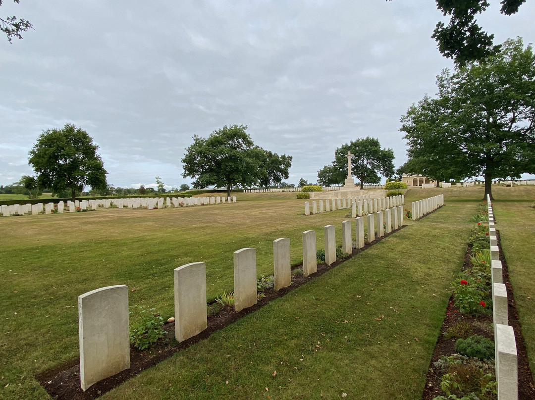 Hottot-Les-Bagues War Cemetery景点图片