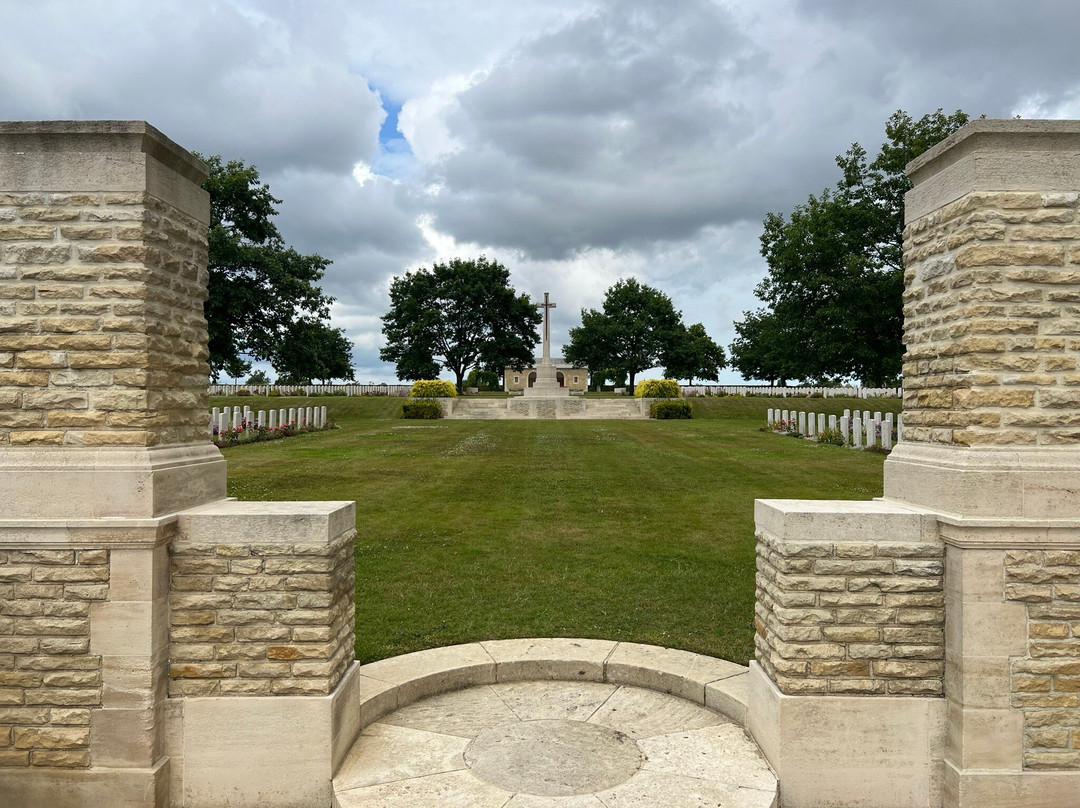 Hottot-Les-Bagues War Cemetery景点图片