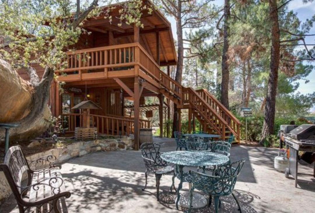 Whispering Pines Lodge主图