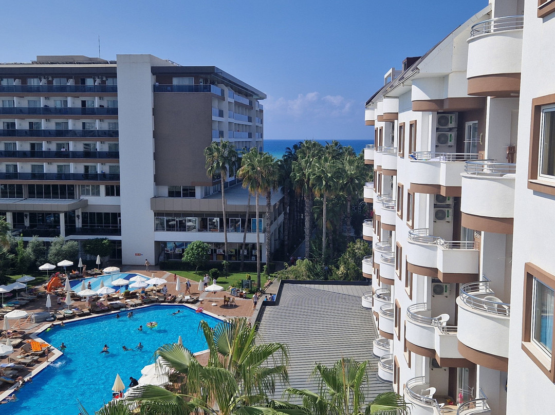 Royal Garden Beach Hotel主图