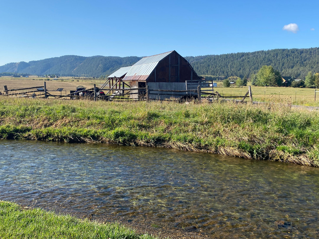 溪边小屋旅馆主图